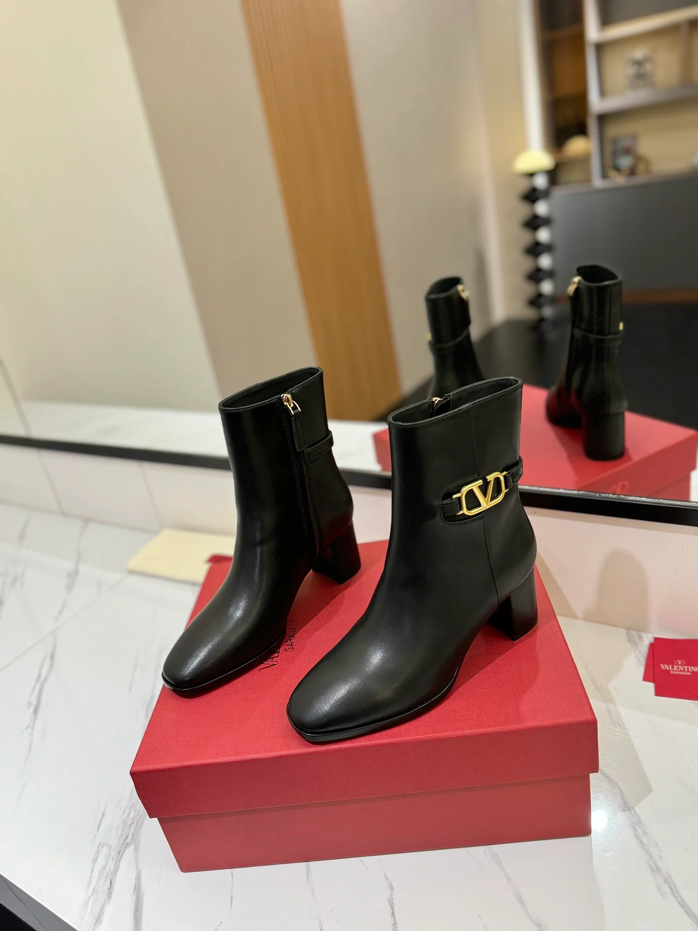 Valentino 2024 - Ботинки для верховой езды с логотипом V - Черные - 1