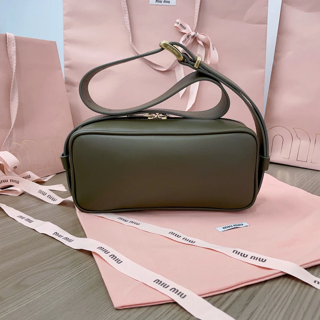 Сумка-боулинг Miu Miu через плечо - шедевр