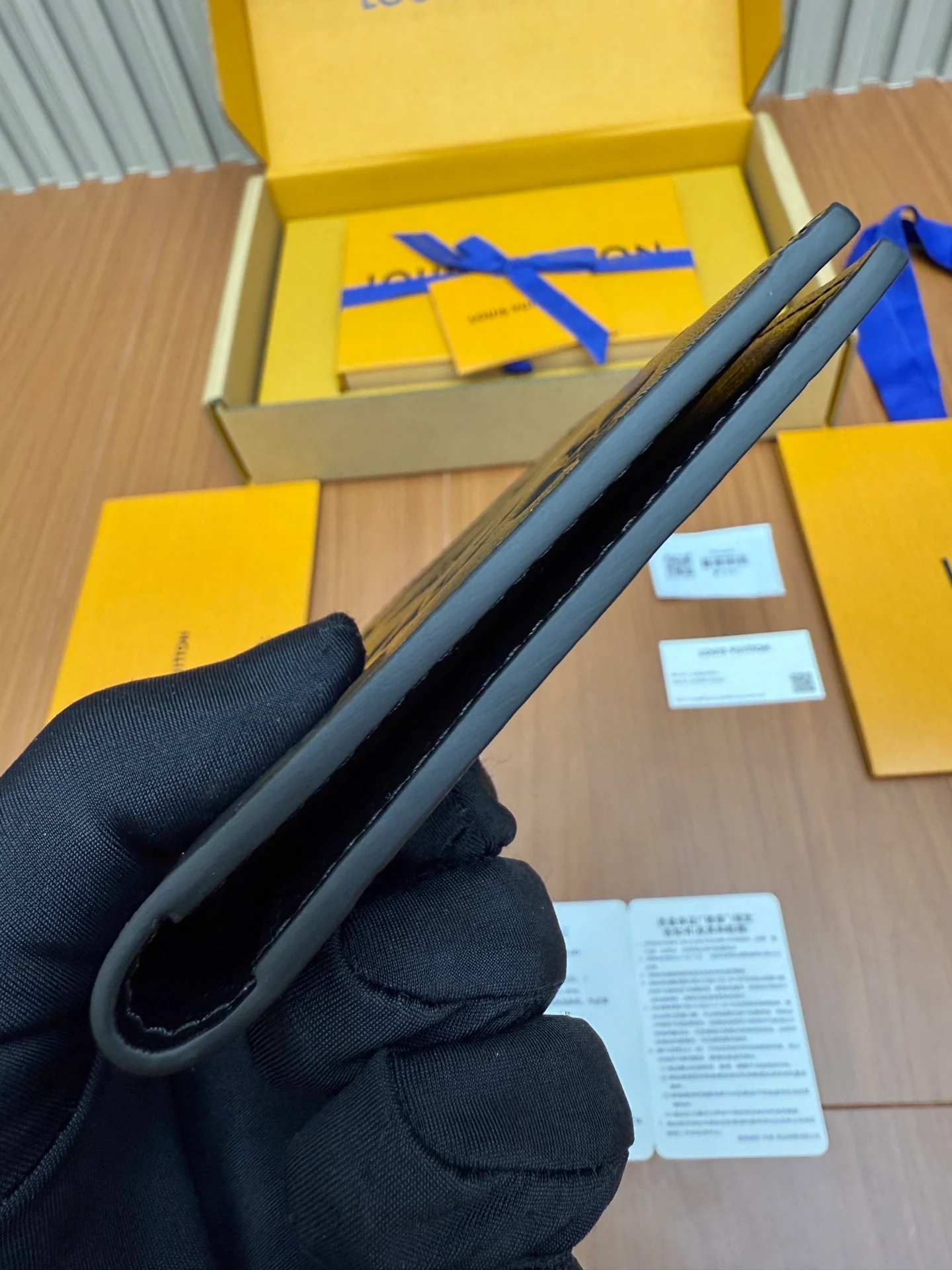 LV-m31050 — Цельностальной визитный кошелек — Черный с монограммой