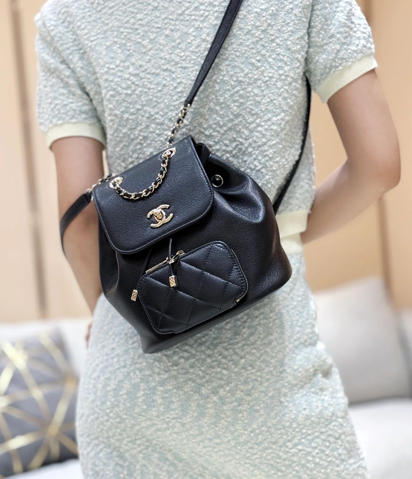 Рюкзак Chanel 25b из кожи личи, черный с золотой фурнитурой.