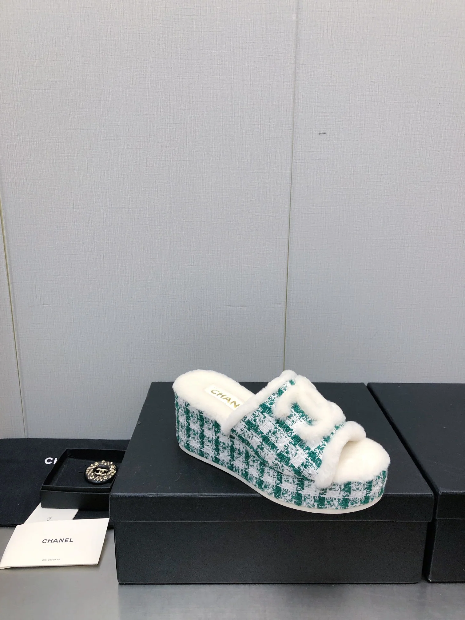 Новинка сезона осень/зима 2023 от Chanel - шерстяные сандалии в клетку - зеленые.