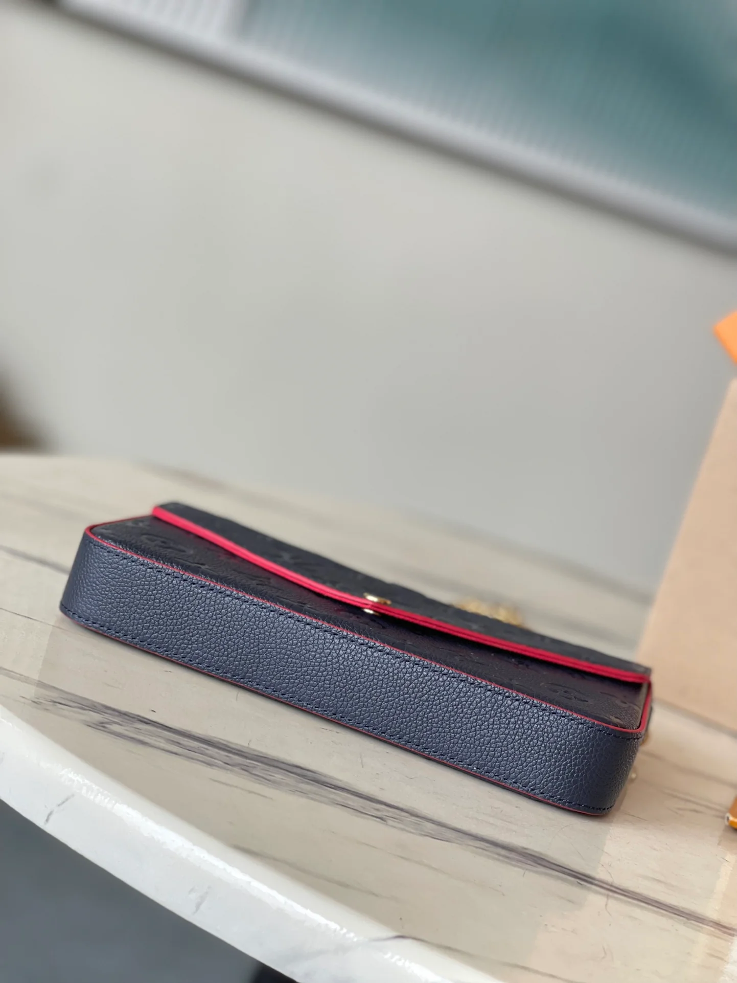 m64099-LV-pochette-felicie-empreinte сумка через плечо с тиснением-темно-синий