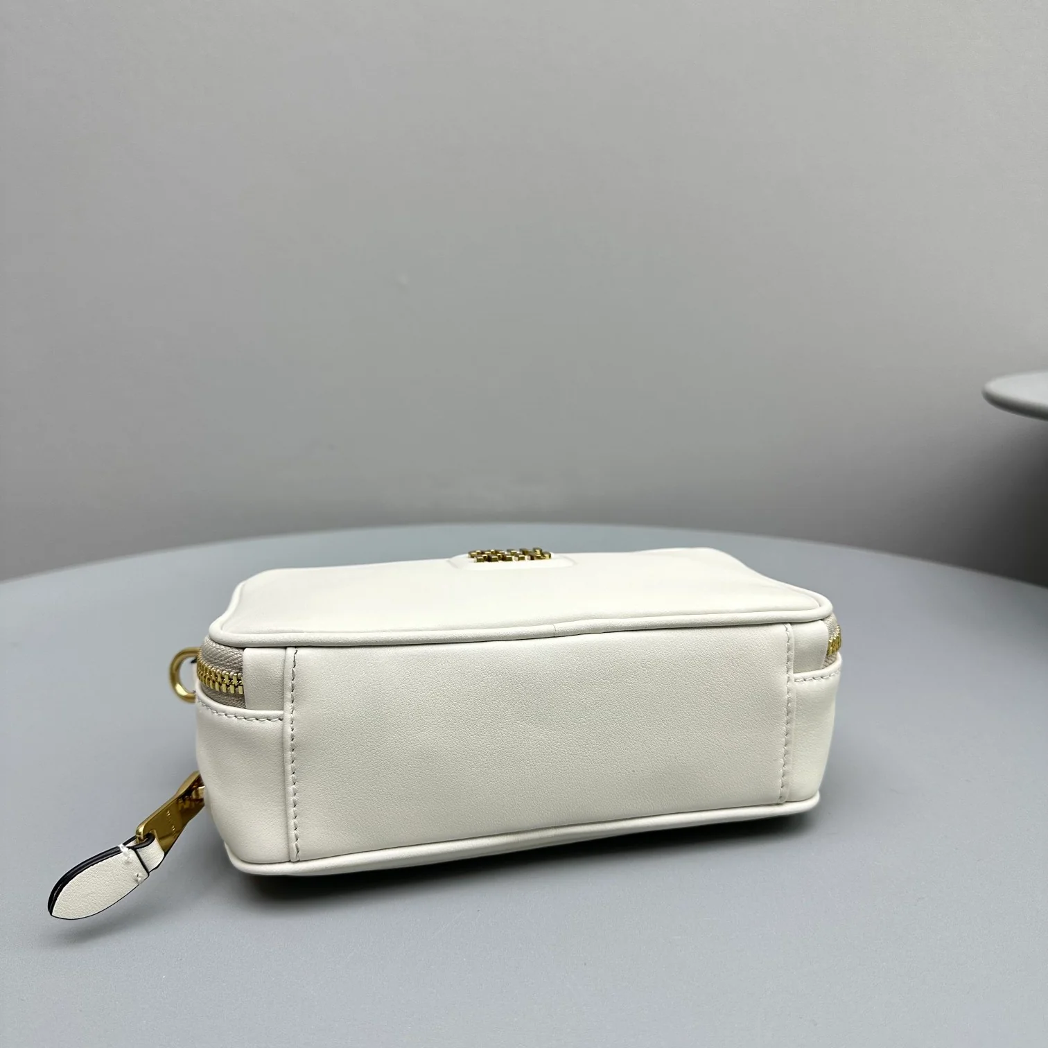 Miu Miu - Сумка/кроссбоди для фотоаппарата, осенне-зимняя коллекция - Полностью белая кожа