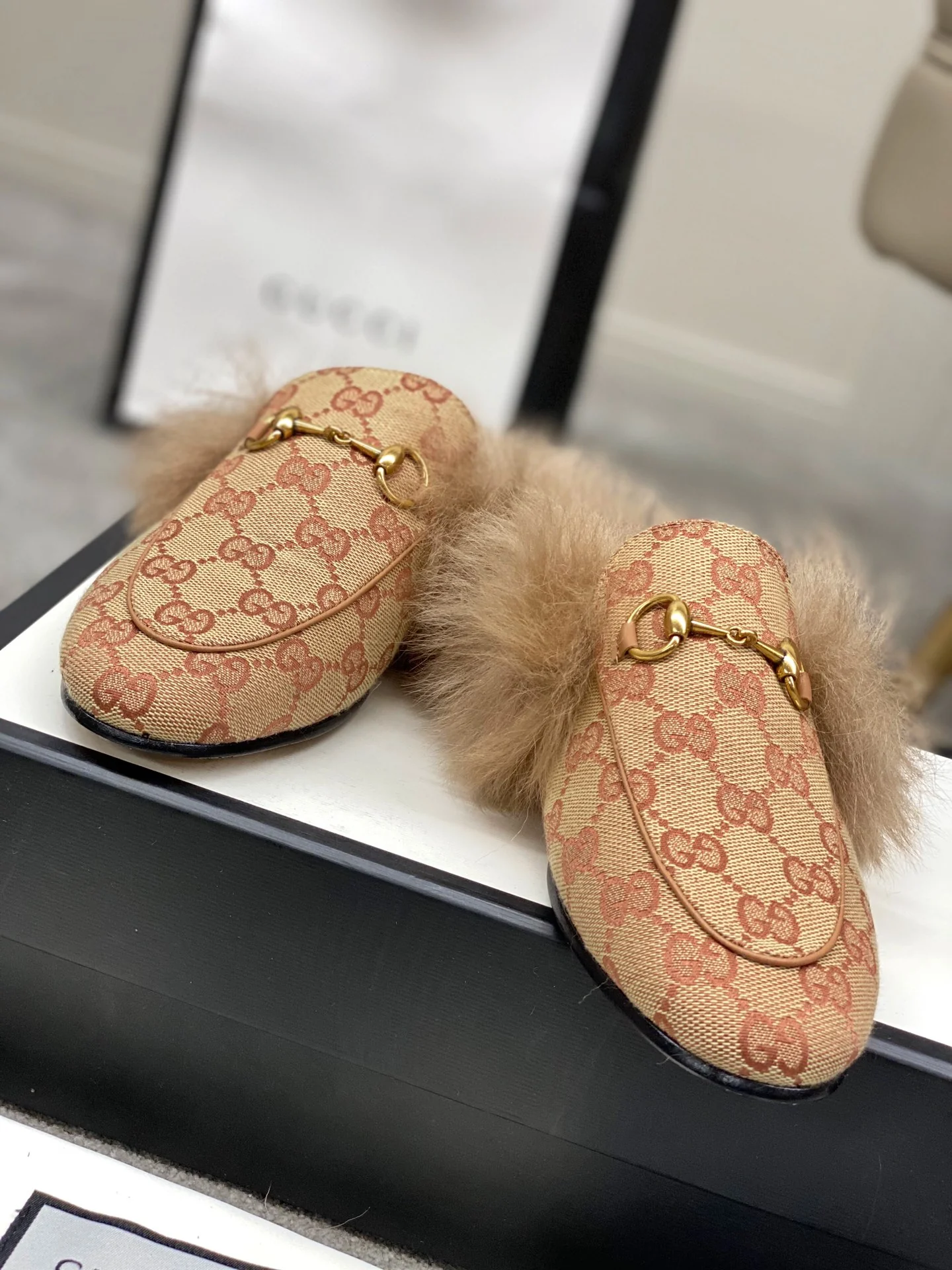 Бутик Gucci 2020 - Последние модели с подиума - Меховые тапочки - Монограммный узор - 1