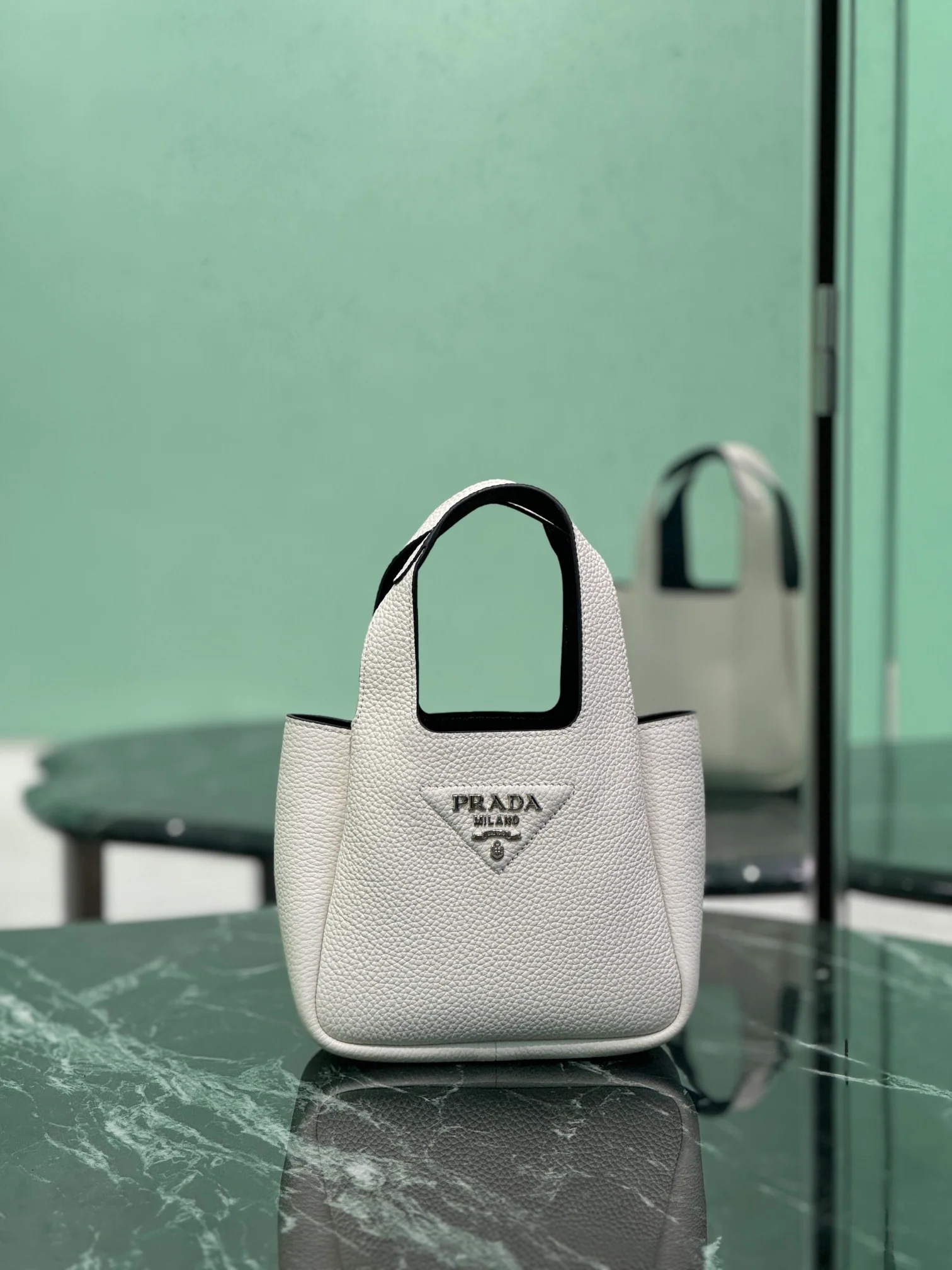 Сумка-ведро Prada Basket, маленькая, белая.