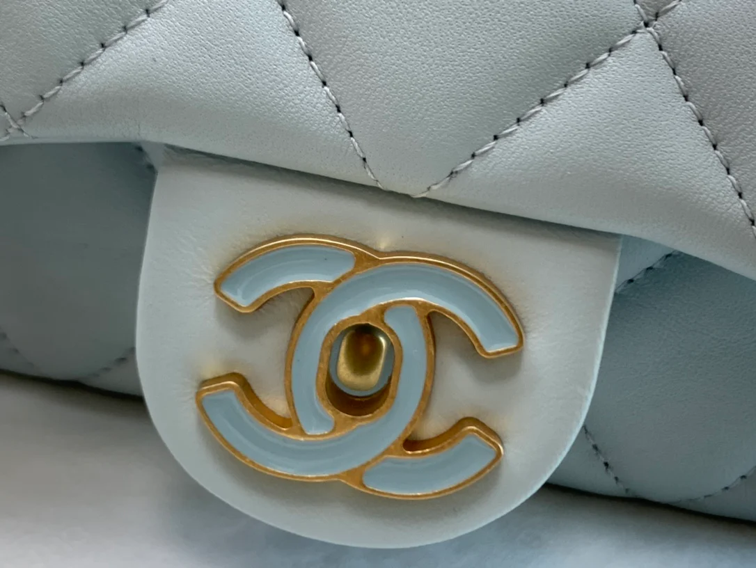 Chanel, новинка 2022 года - квадратная сумка-мешок с эмалированными пуговицами - 1 шт.