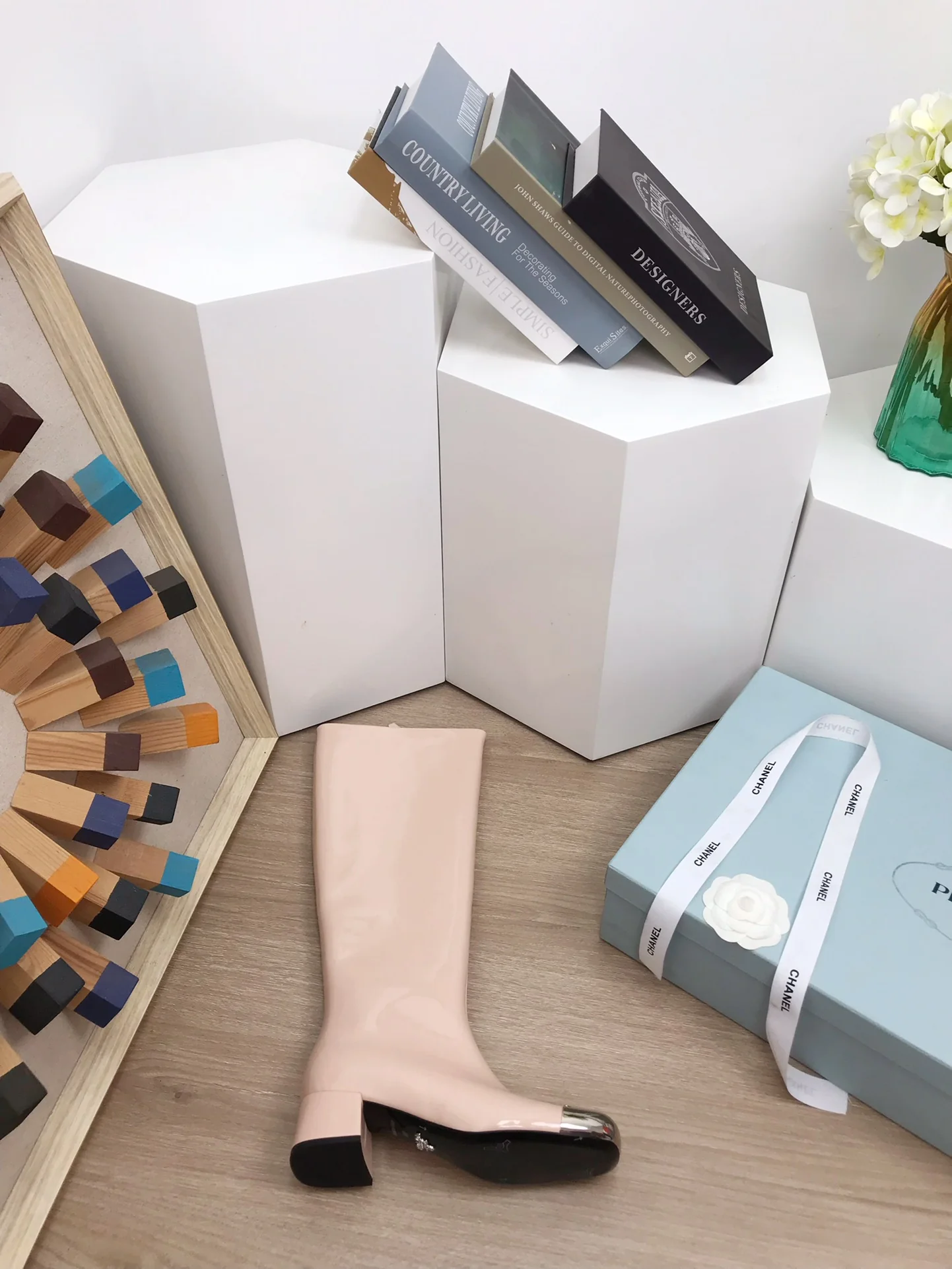 Коллекция Prada 2022 года с подиума - Металлические ботинки с закругленным носком