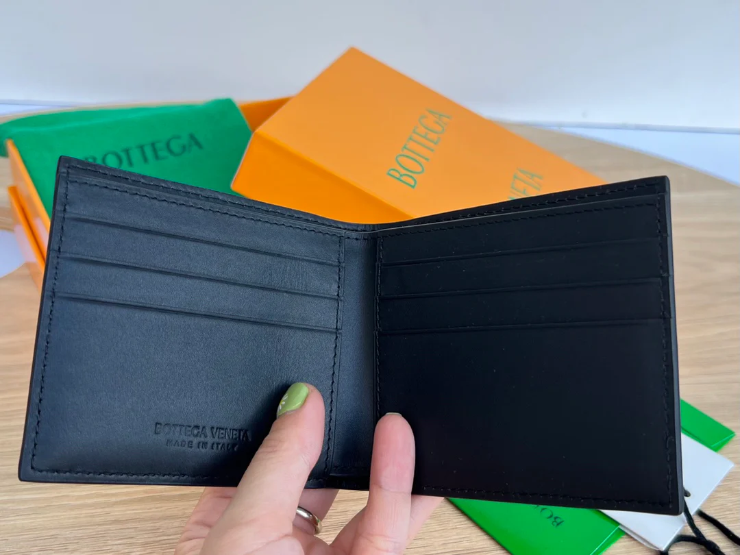 BV-大编织 两折扣短夹 牛皮 11.5x9.5cm