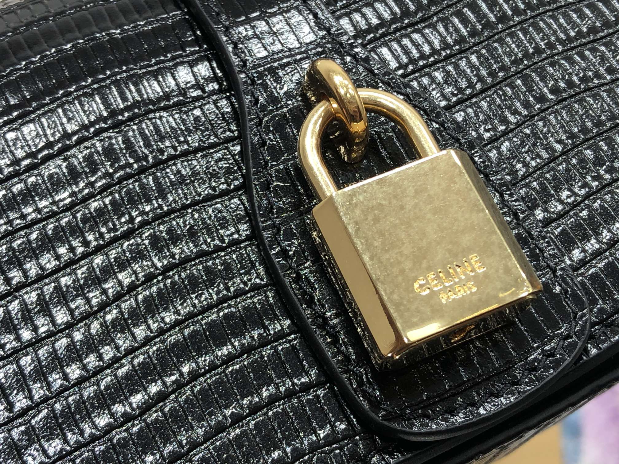 Мини-клатч Celine Tabou с замком, черный, из тисненой коровьей кожи с рисунком под ящерицу.