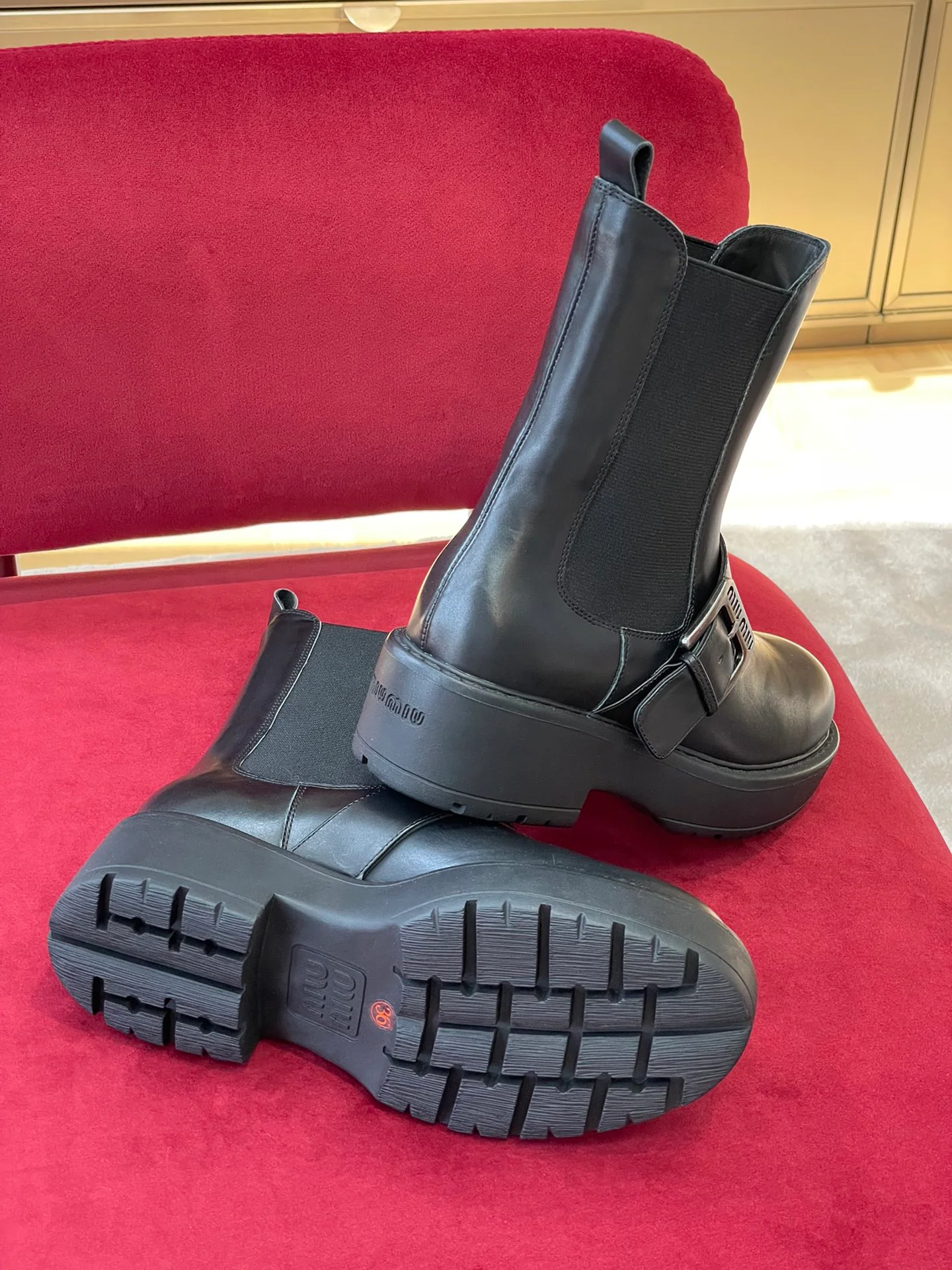 Новинка сезона осень/зима 2022 от Miu Miu — ботинки челси.