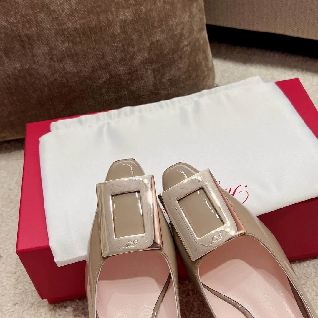 Трапециевидные туфли на высоком каблуке с длинной пряжкой для поездок на работу