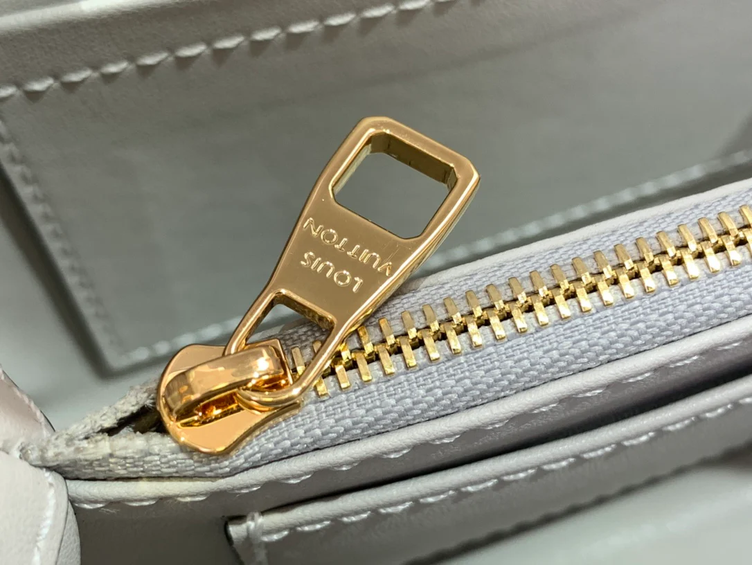 Миниатюрная кожаная сумочка LV Capucines с жемчужной цепочкой - серая.