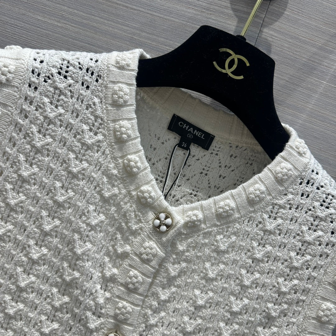 Chanel 2403 - Платье-жилет с ажурной фактурой и тиснением, выполненное в технике сложной ручной работы.