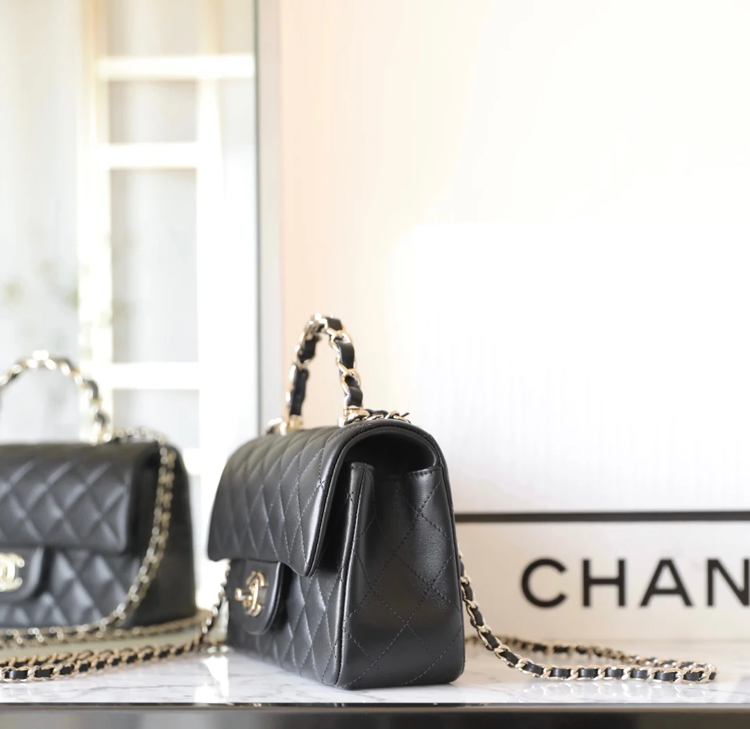 Chanel - Сумка с двойной С-образной ручкой и клапаном CF - Черная