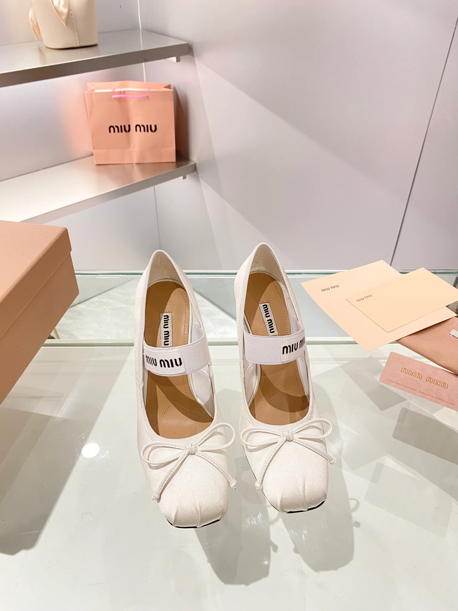 Новинка осенне-зимней коллекции Miu Miu 2023 — Балетки — Туфли на высоком каблуке — 9-5 см — Белые