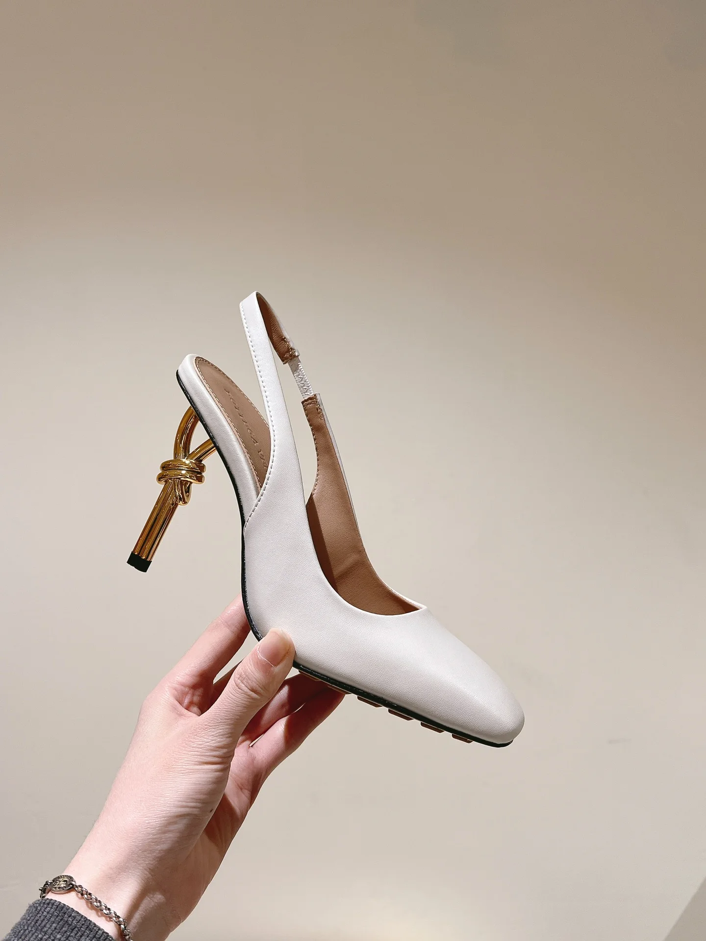 BV-2024 Металлизированные вязаные туфли на высоком каблуке - белые