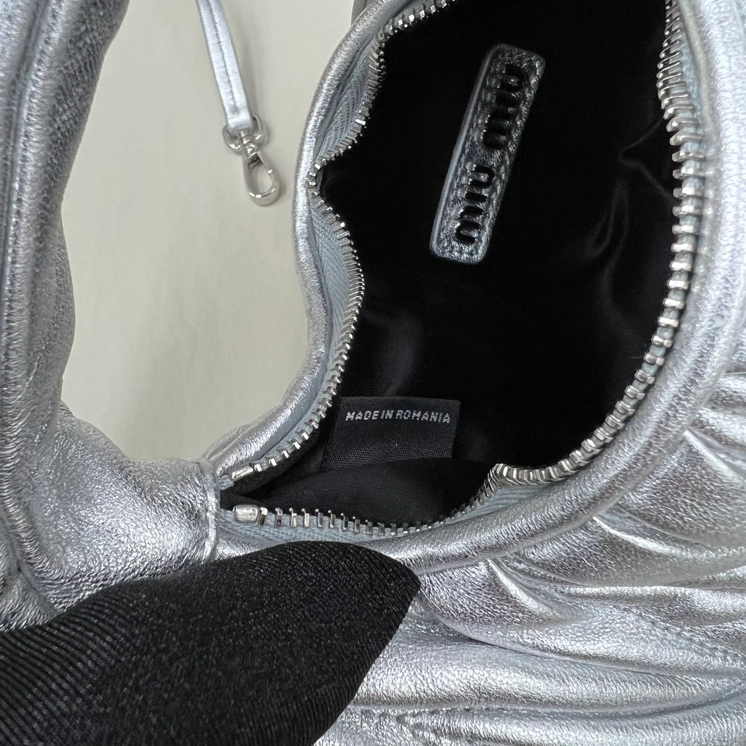 Сумочка Miu Miu Wander, миниатюрная, из овечьей кожи, серебристая.