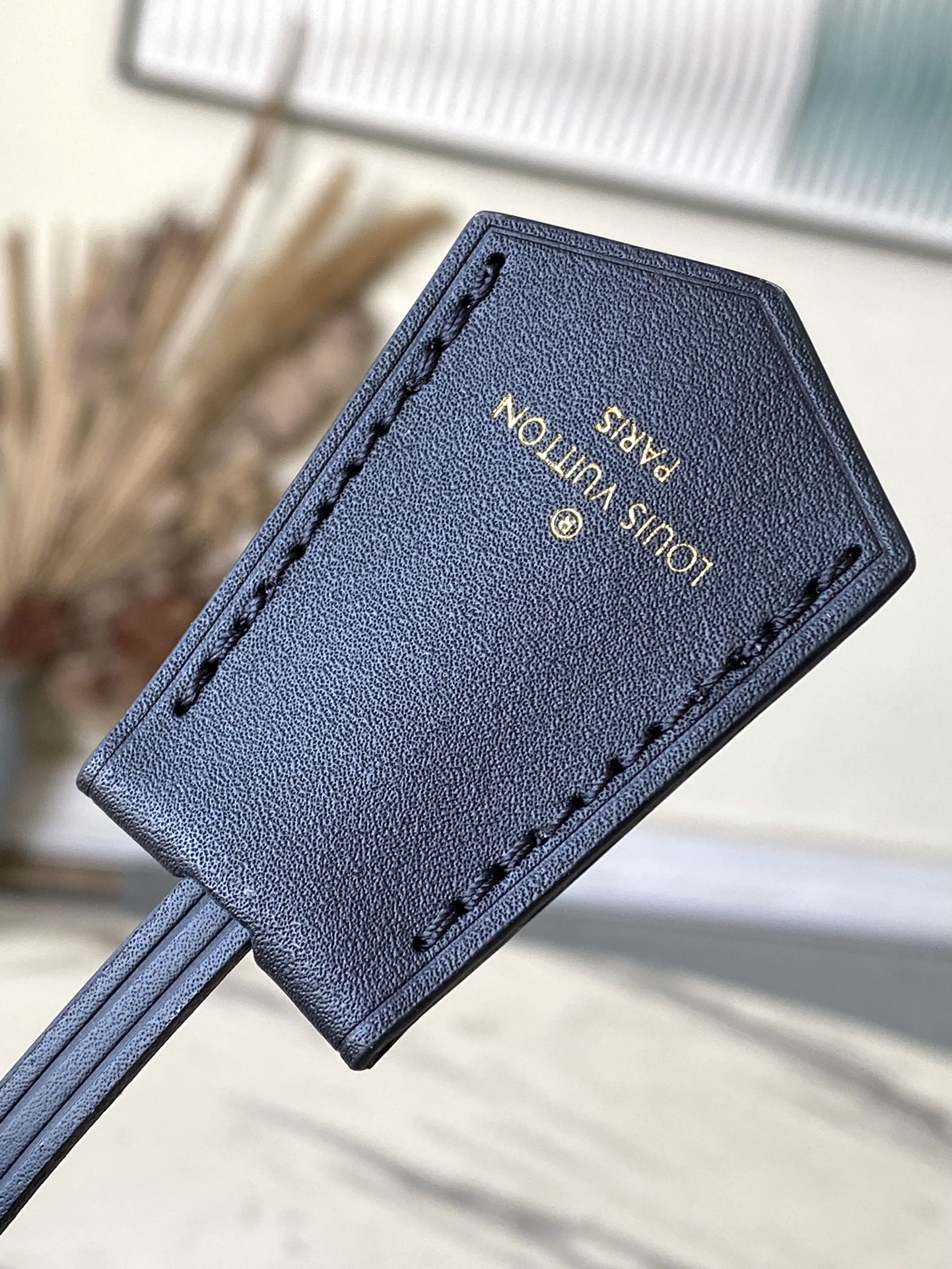 m23666-LV-nicolas-ghesquiere-shell bag-black