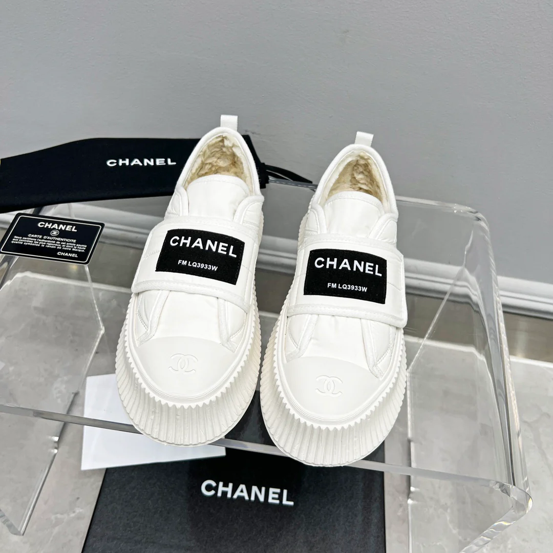 Новинка сезона осень/зима 2022 от Chanel - повседневные туфли на платформе с застежкой-липучкой - белые.