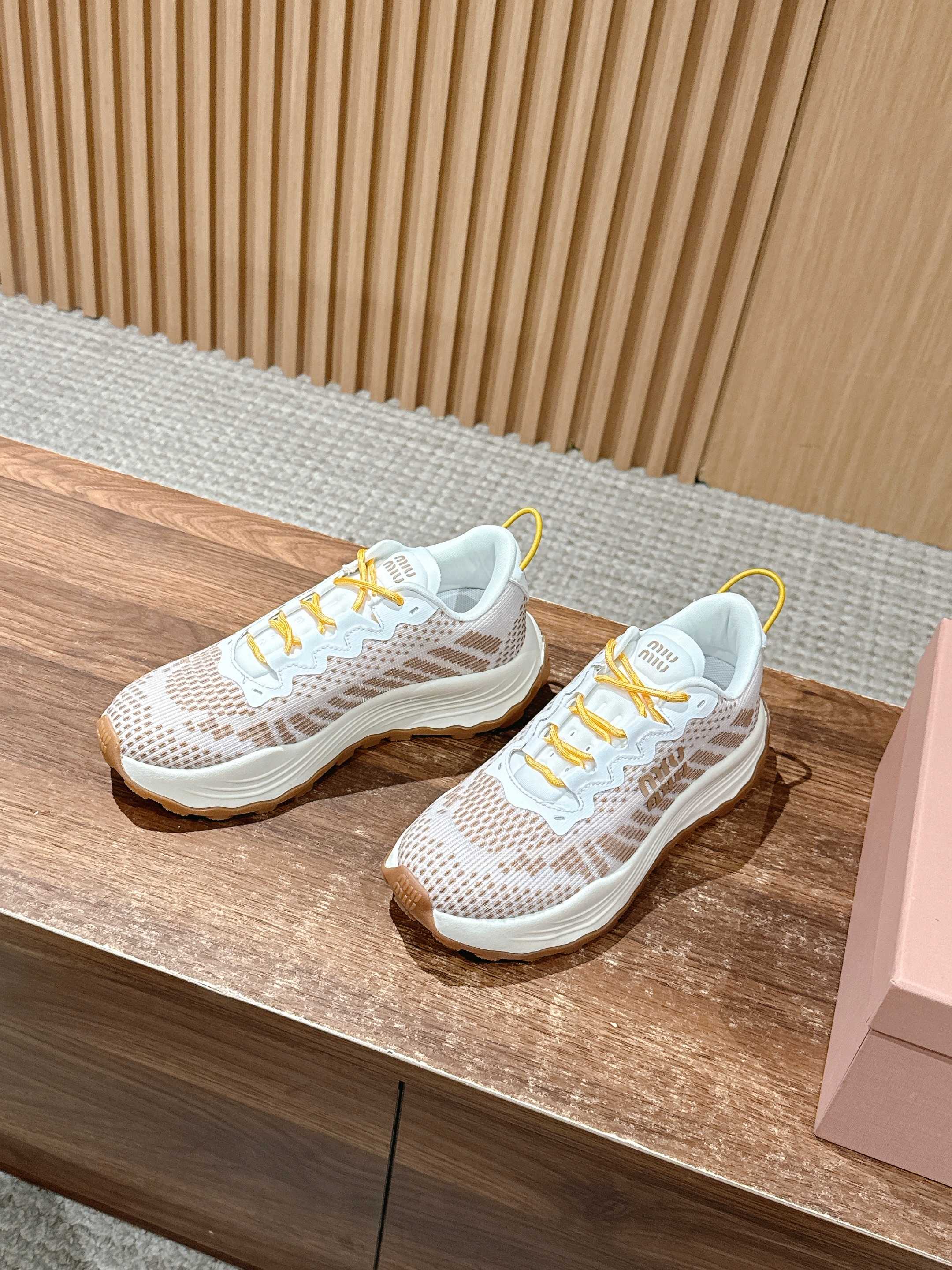 Кроссовки на платформе Miu Miu - розовые