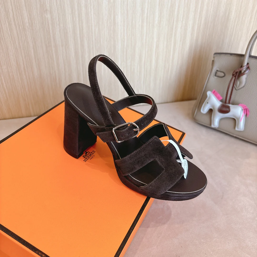 Модные босоножки на высоком каблуке Hermes 2024 года — темно-коричневые.