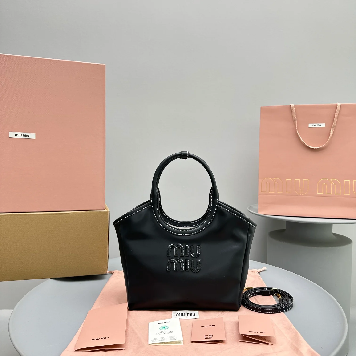 Сумка-тоут Miu Miu Ivy - маленькая, черная.