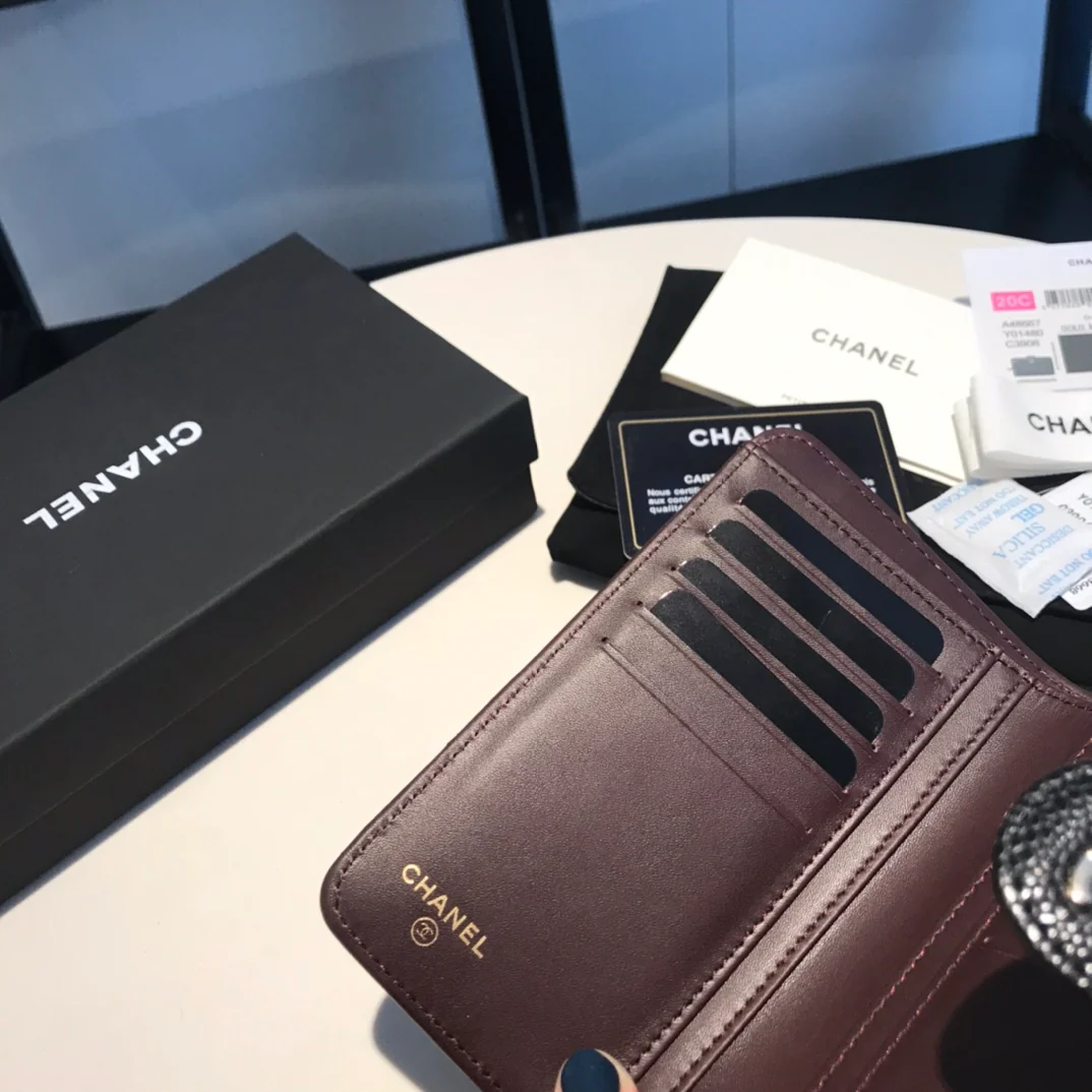 Куртка средней длины из серии Chanel CF — черная зернистая кожа с серебристой фурнитурой.