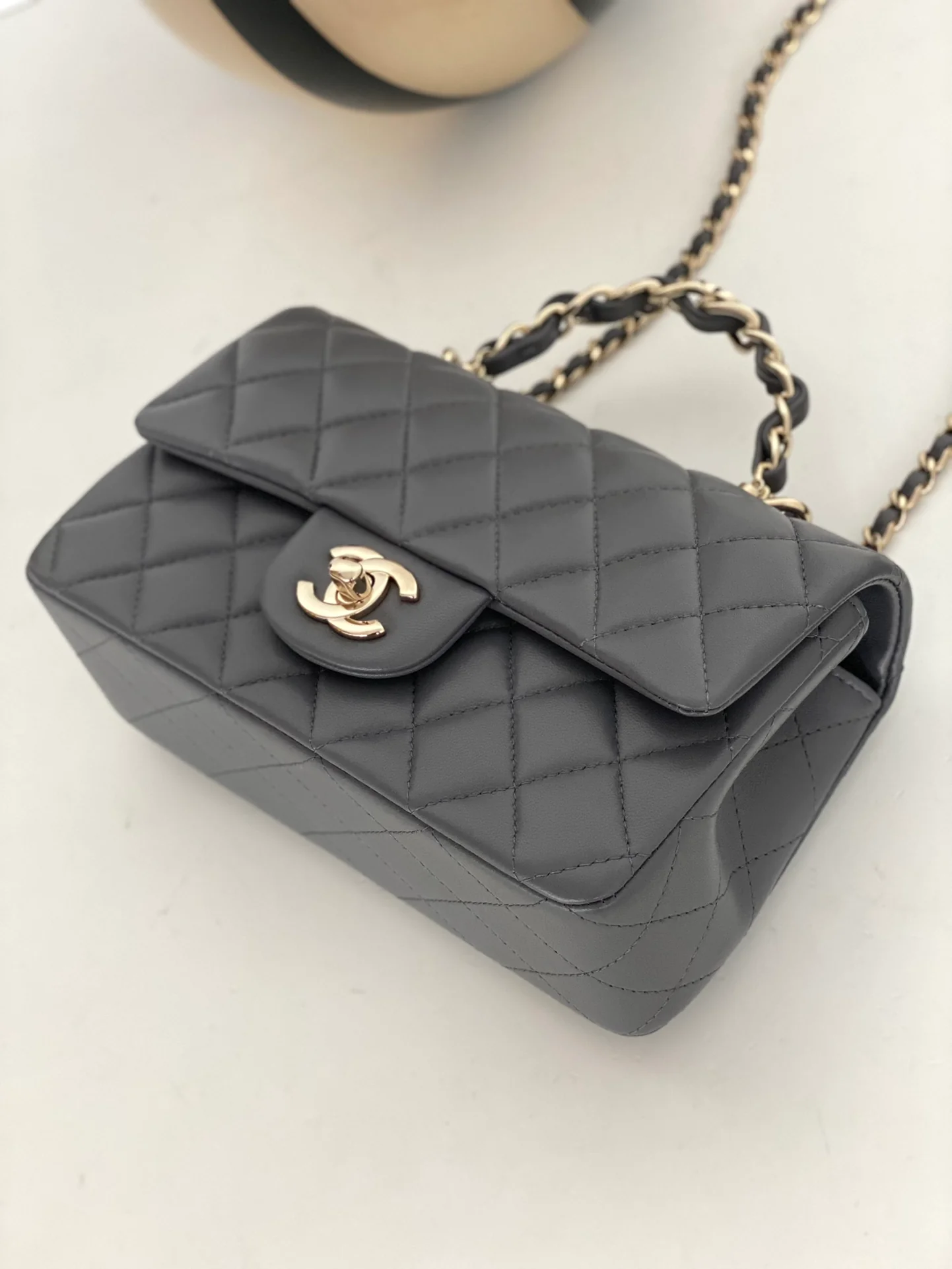 Мини-сумка Chanel CF с стеганой ручкой - серая