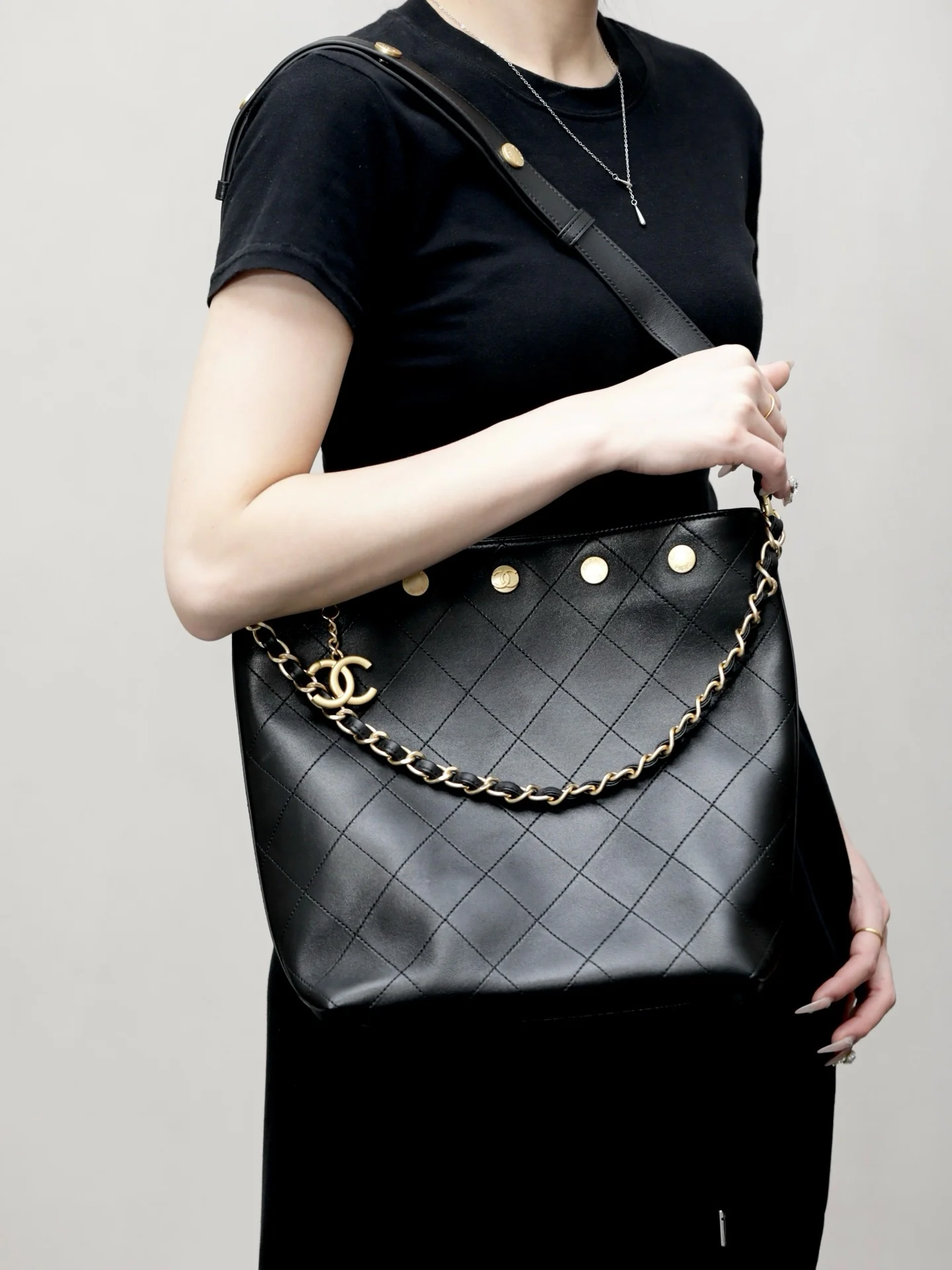 Сумка Chanel в стиле хиппи с золотой монетой 25 пенсов — черно-золотая.