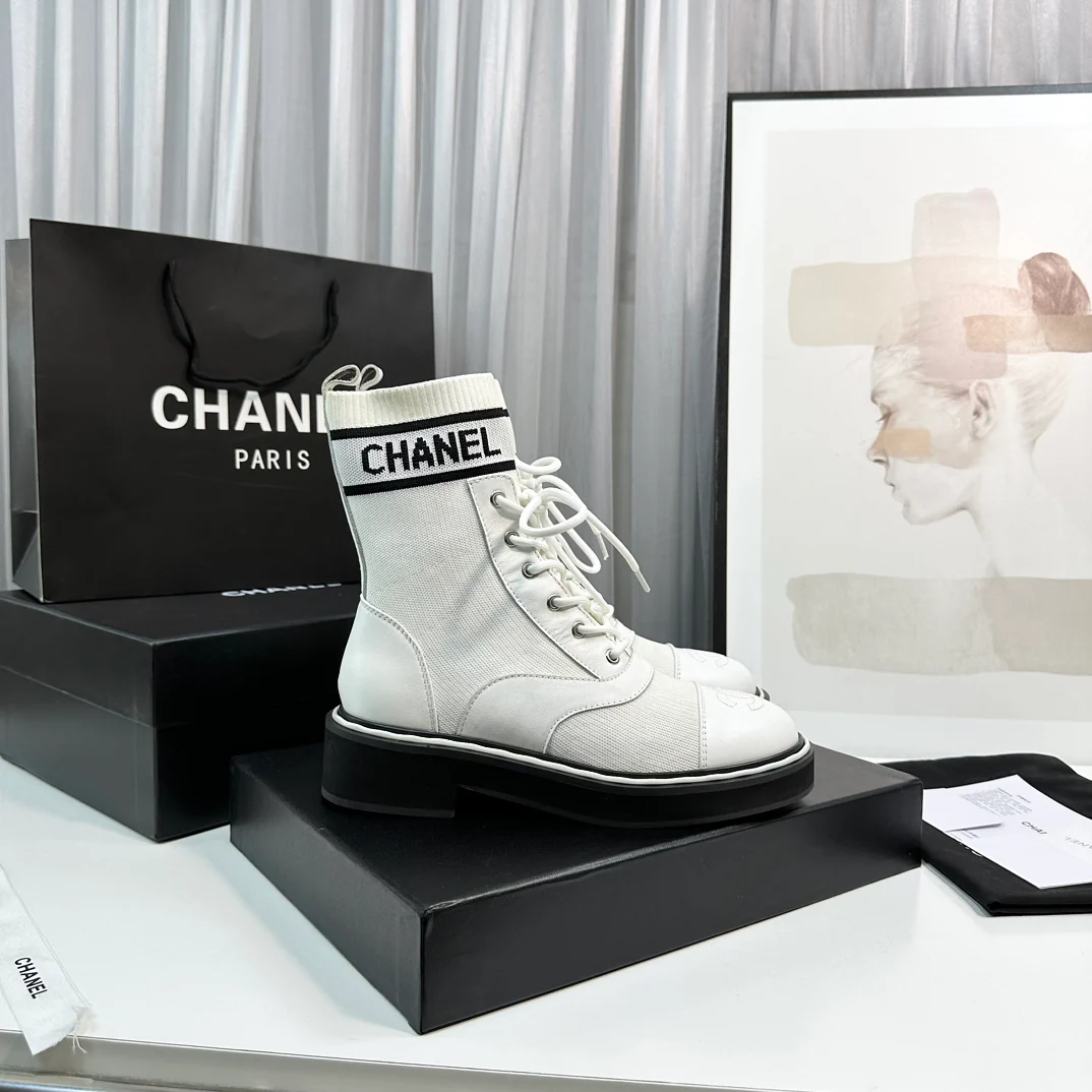Новинка сезона осень/зима 2023 от Chanel - Ботильоны-носки - Белые