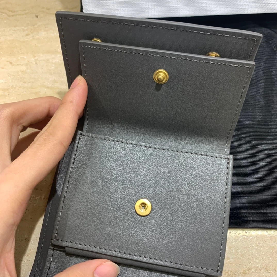 Короткий трехсекционный кошелек Celine - серый с принтом пальмовых листьев