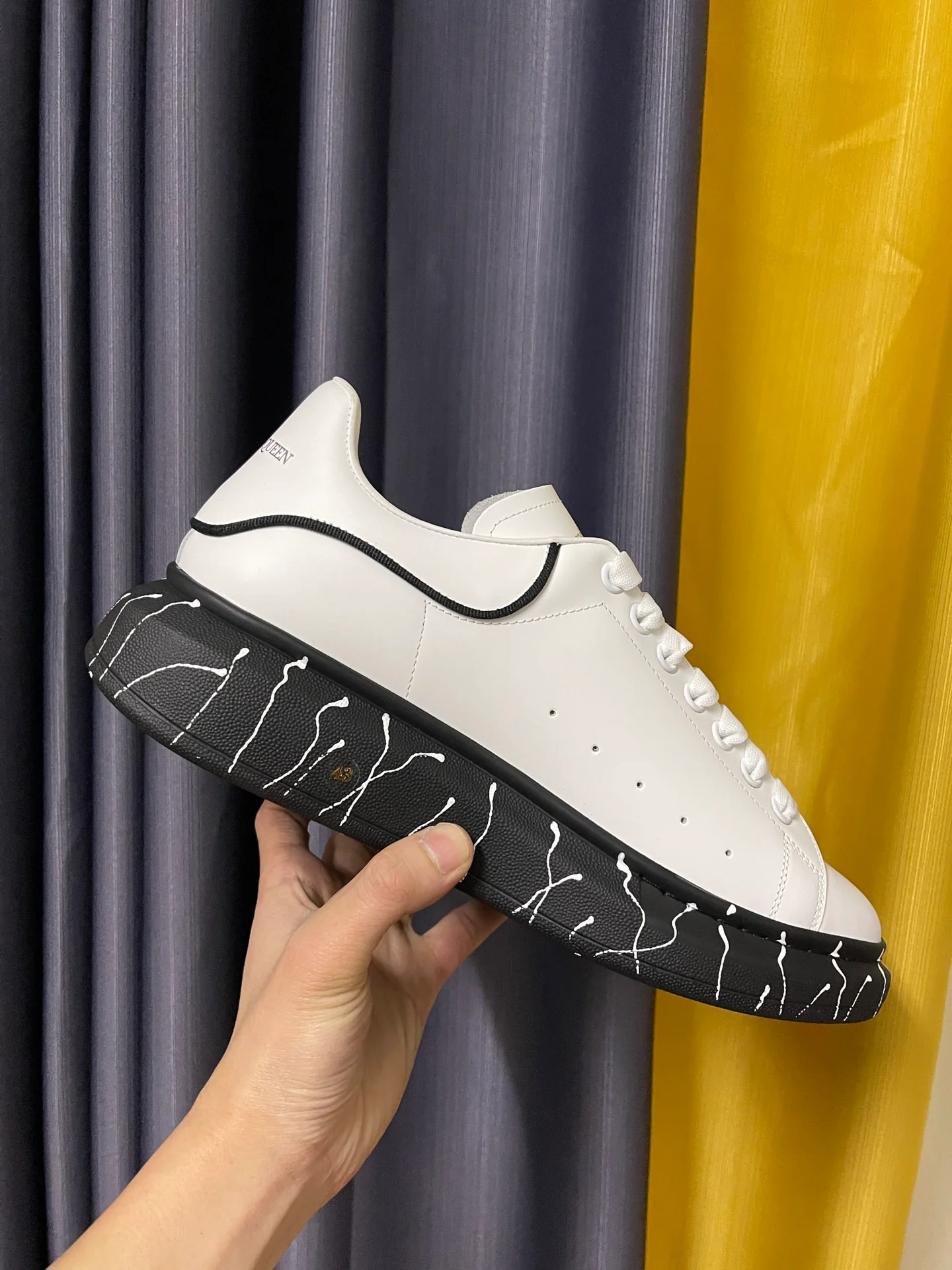 Классические белые кроссовки McQueen - унисекс - полностью белая кожа - белые граффити на черной основе