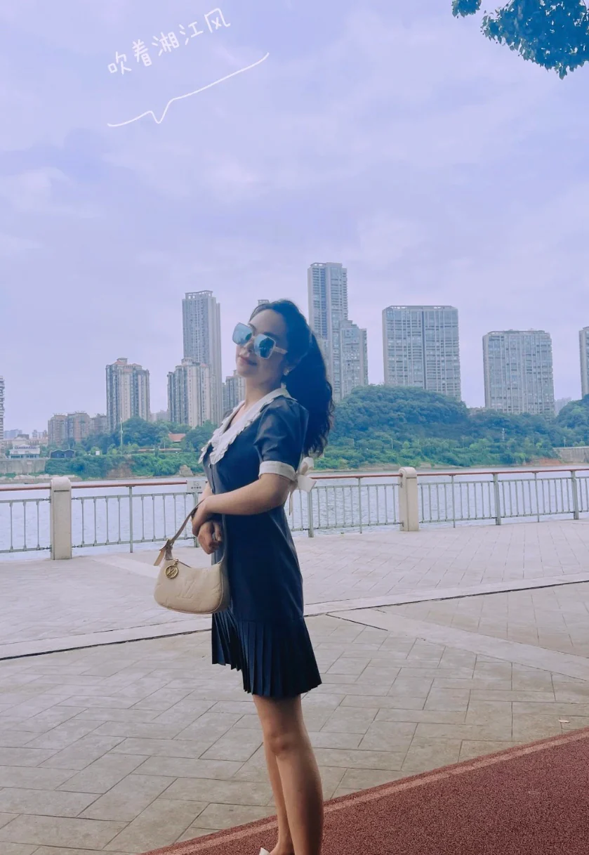 m82519-LV-mini-moon-handbag-white