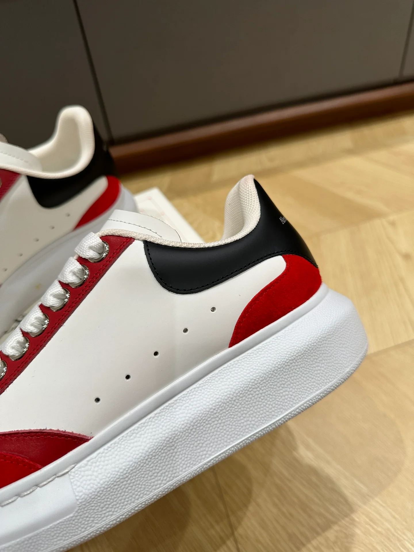 McQueen - Белые кроссовки из телячьей кожи и замши - Унисекс - Красные