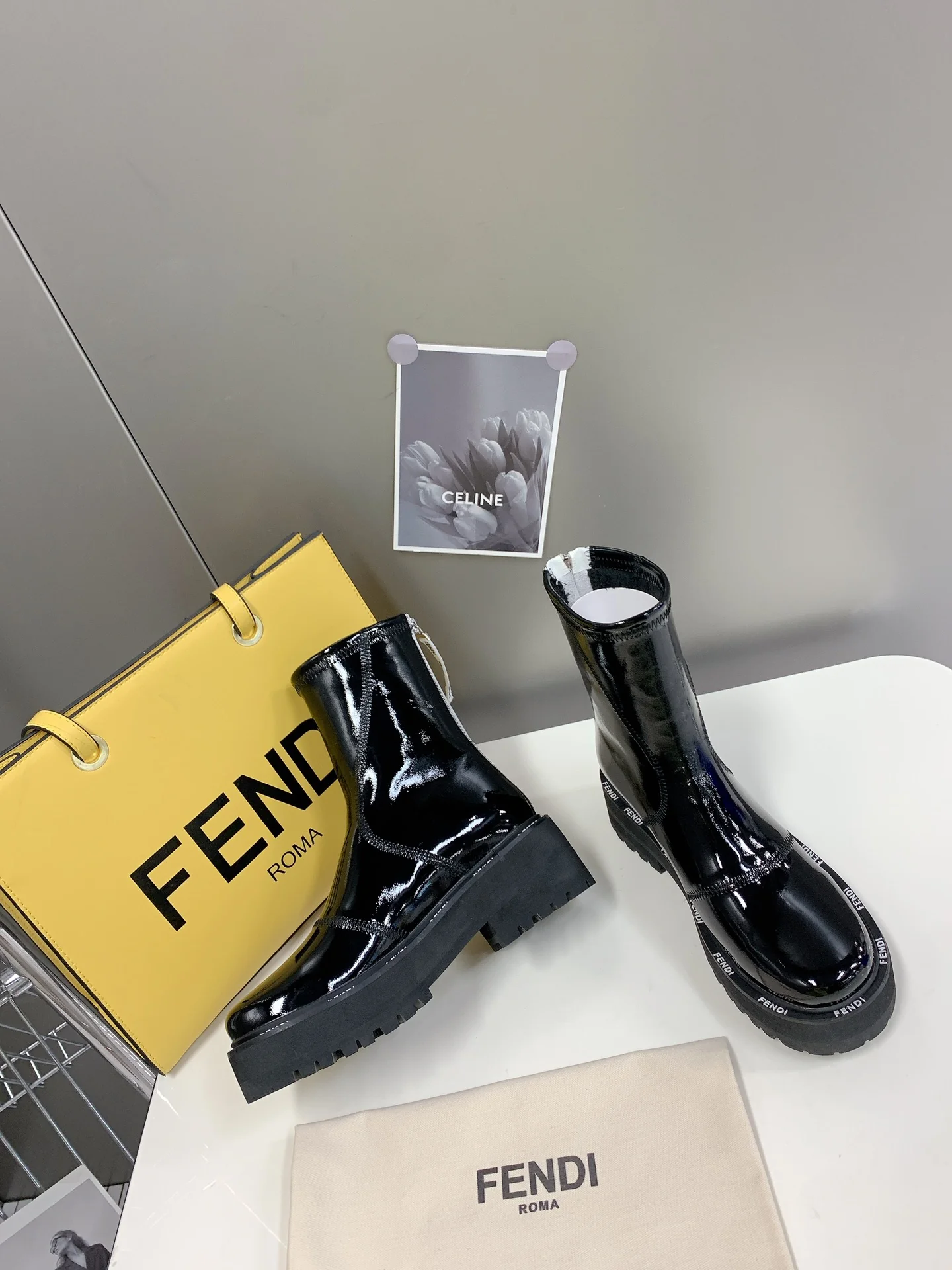 Лакированные сапоги Fendi до середины икры