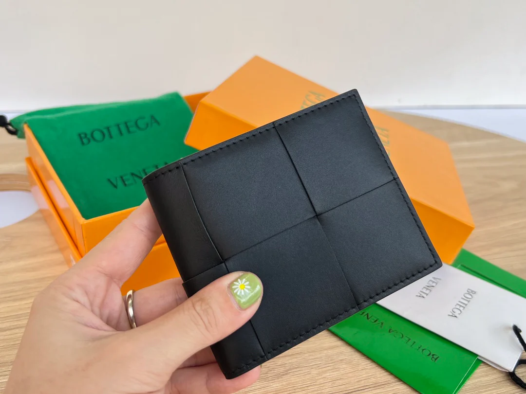 BV-大编织 两折扣短夹 牛皮 11.5x9.5cm