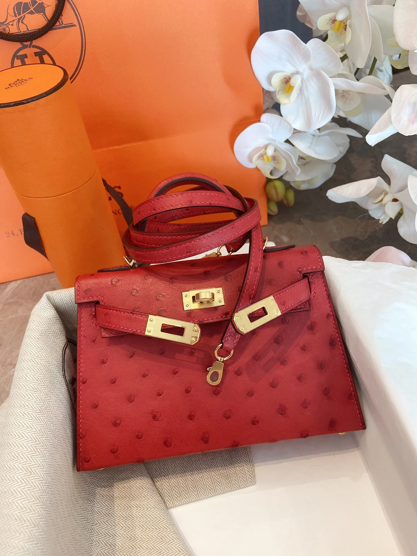 Сумка Hermes Kelly Mini 2-го поколения - страусиная кожа - красная - золотая фурнитура