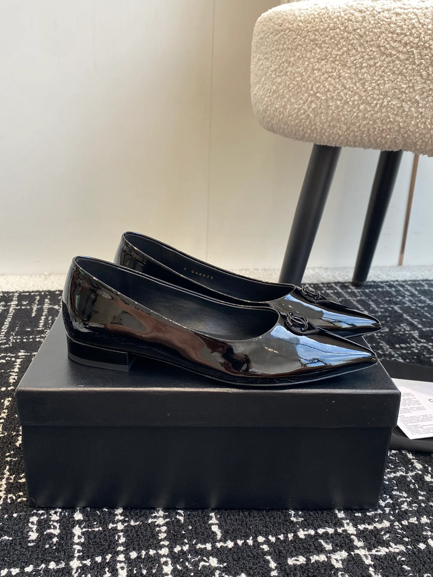 Сандалии Chanel 2025 с острым носком - черные