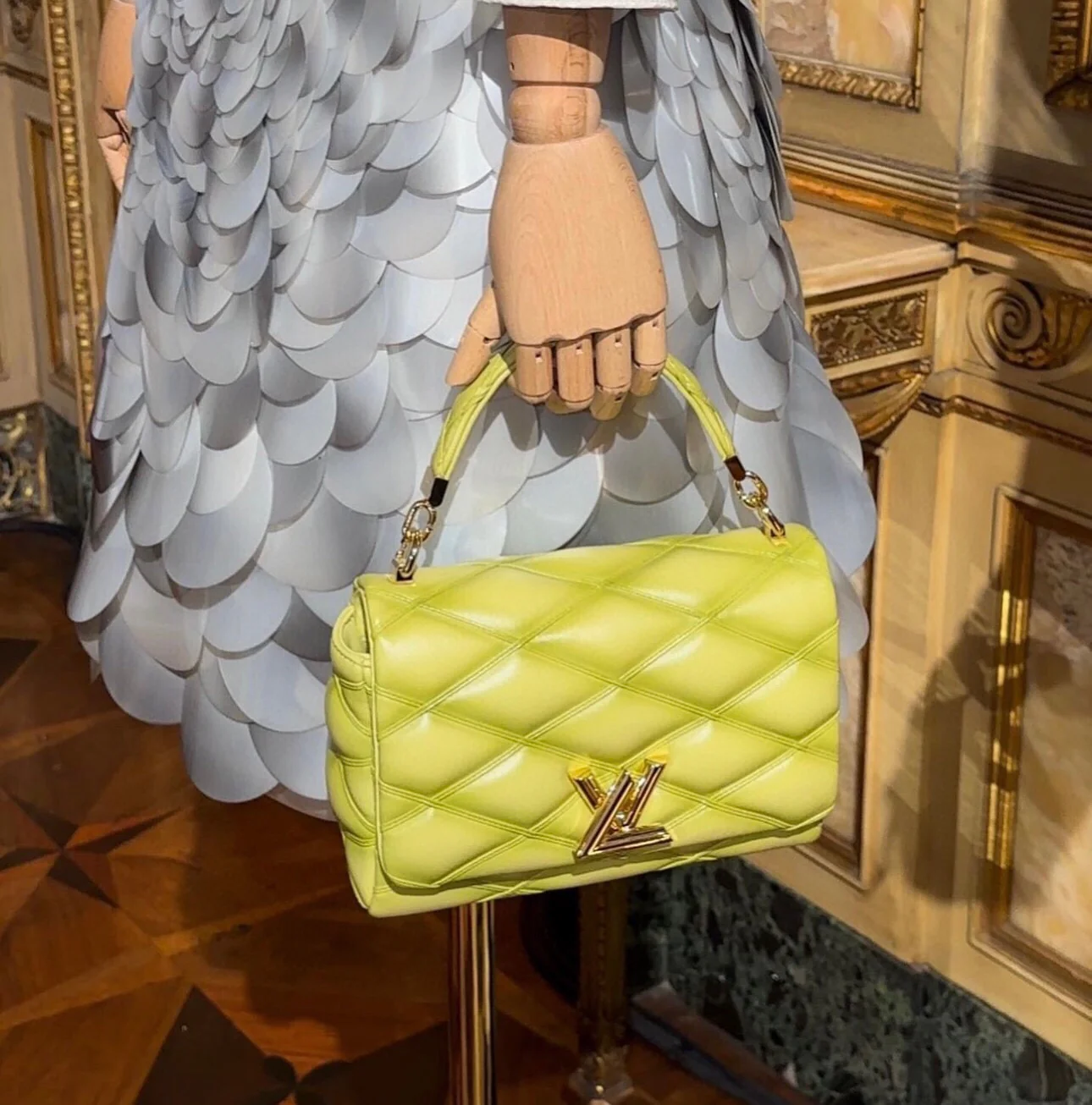 m25107-LV-Кварцевая сумка с тисненым узором и цепочкой, средний желтый цвет