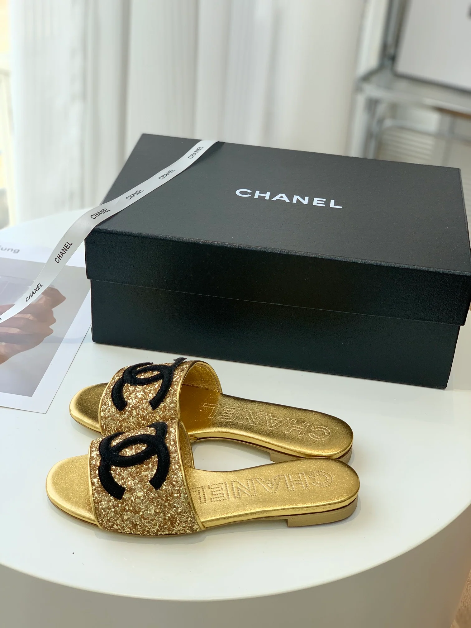 Новинка 2023 года от Chanel - Тапочки из овечьей кожи - Золотистые