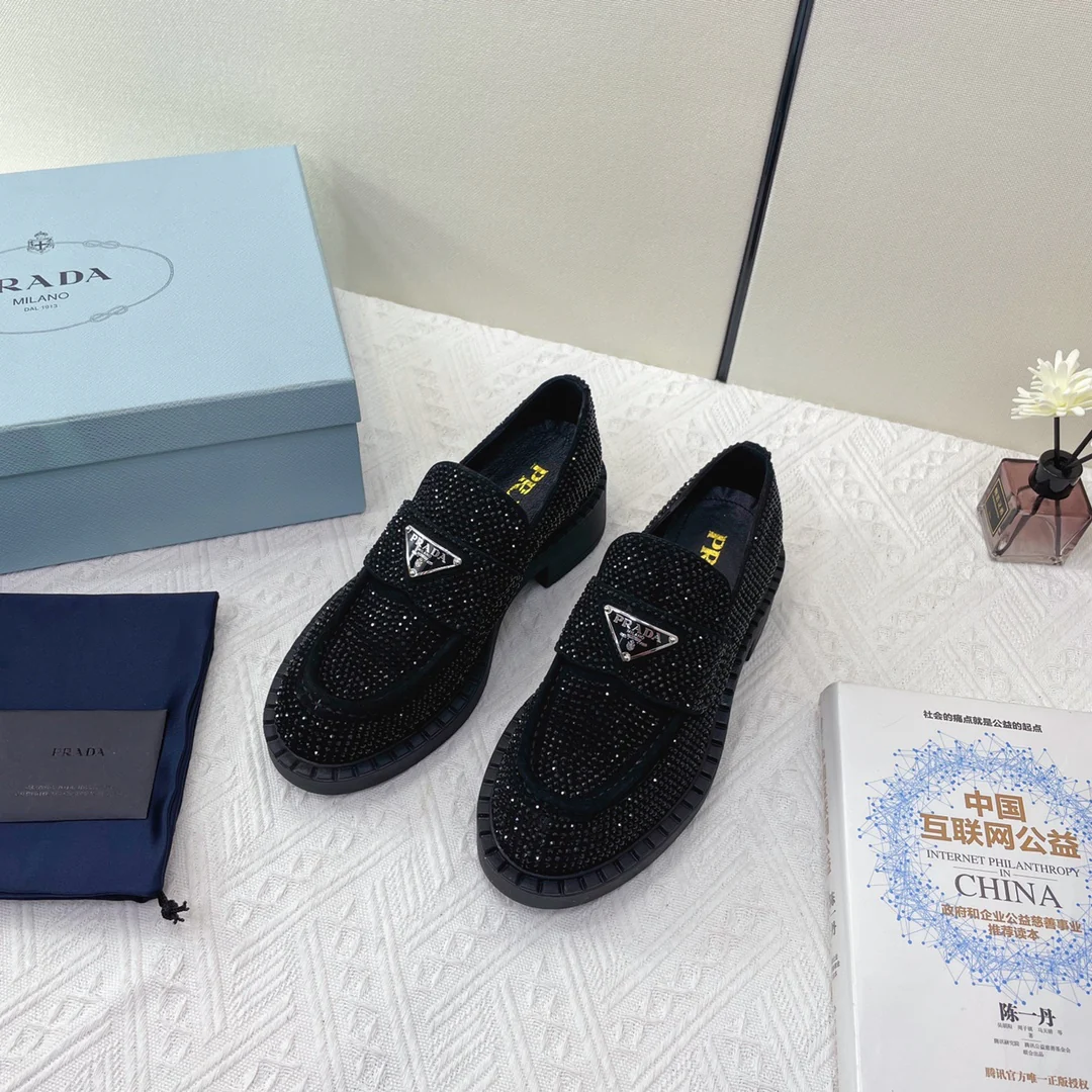 Туфли Prada - Лоферы Prada, украшенные стразами - черные