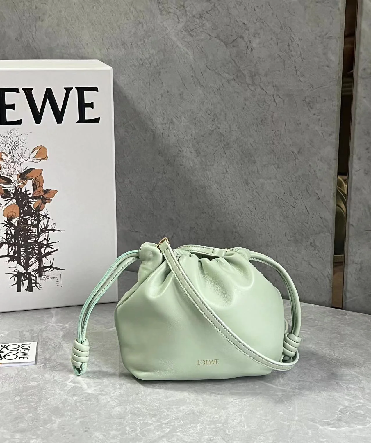 Кожаная сумка Loewe Flamenco - изумрудно-зеленого цвета.