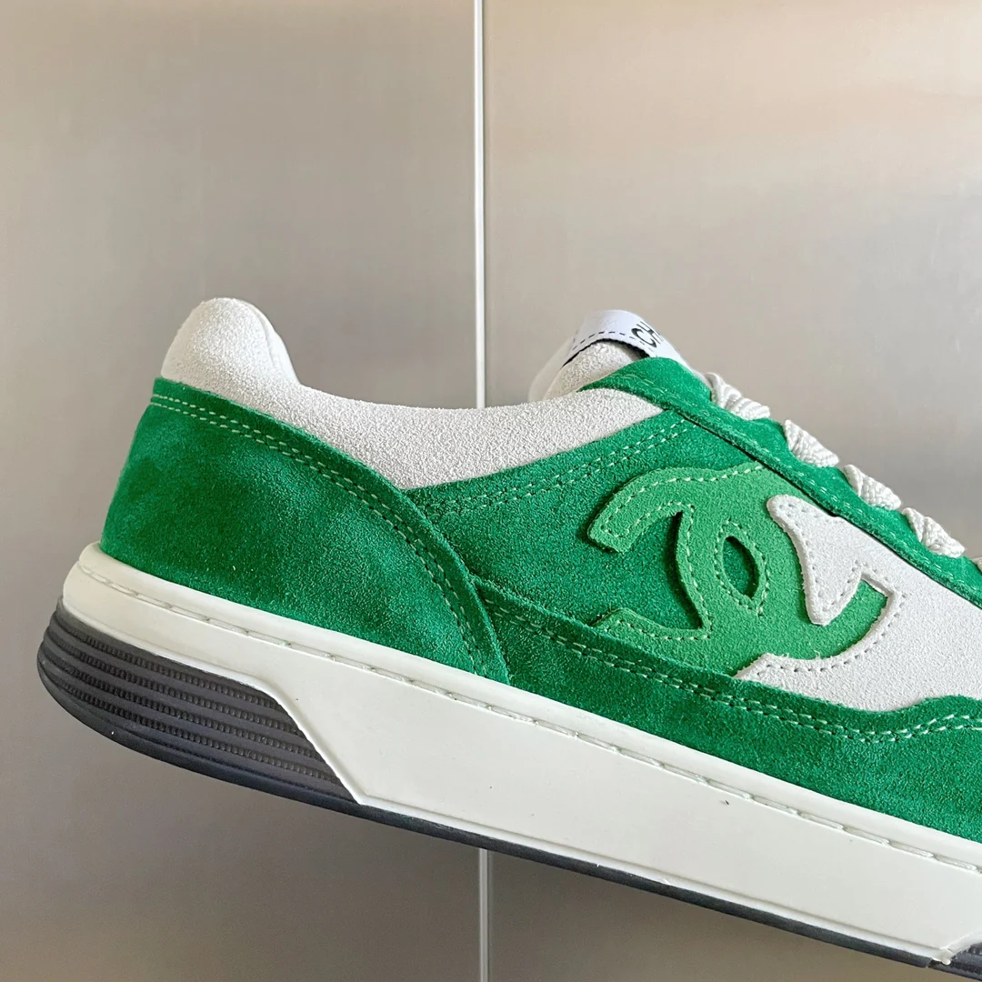 Новинки коллекции Chanel Весна/Лето 2023 - Замшевые кроссовки - Повседневная обувь - Спортивная обувь - Зеленый