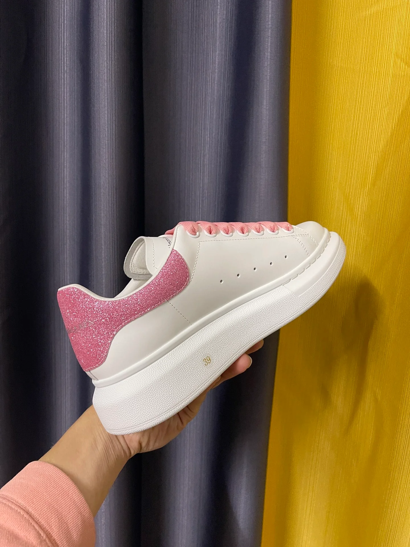 Классические белые кроссовки McQueen с розовыми блестками