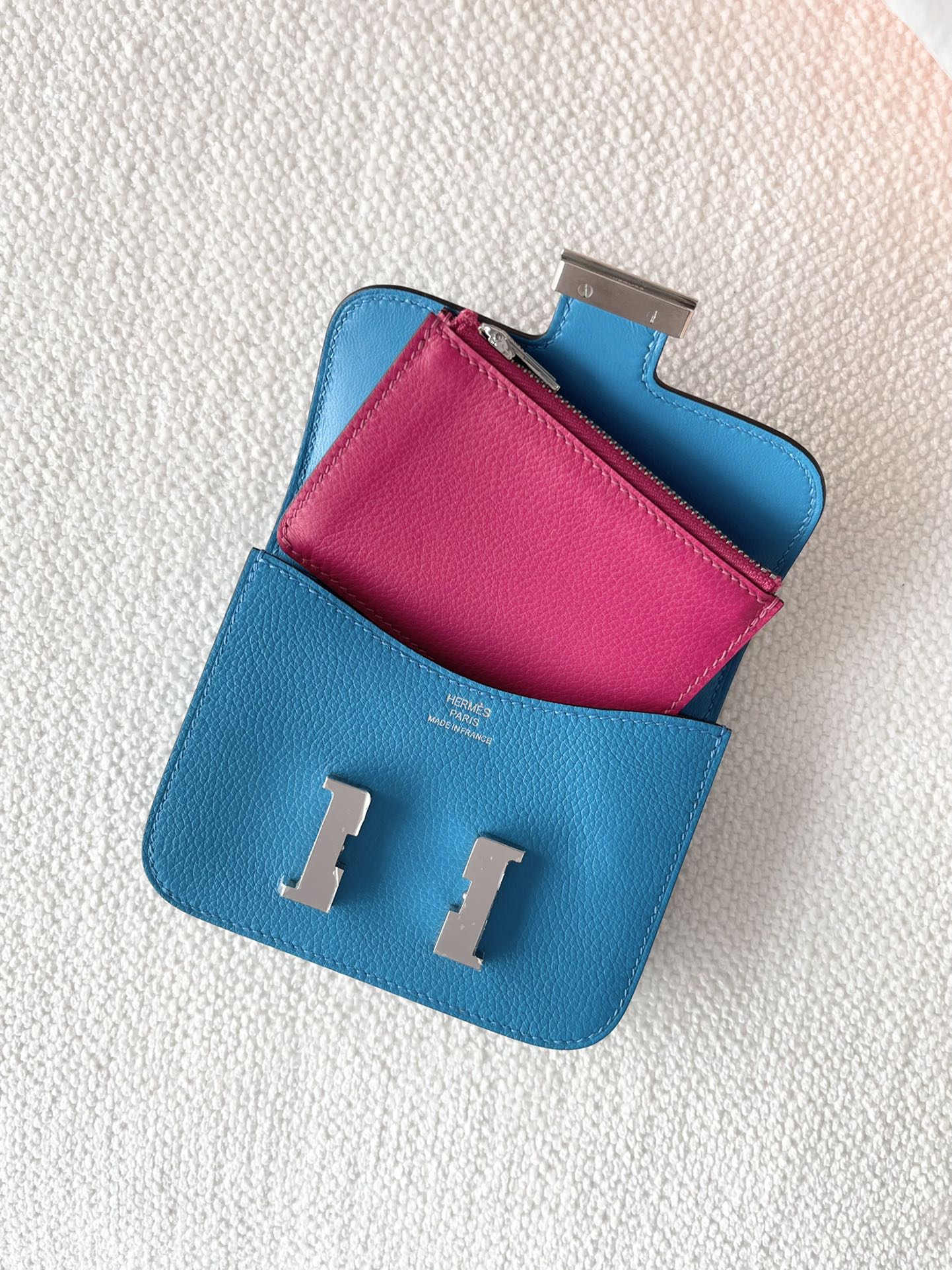 Hermes Constance Slim Evercolor 0F Frida Blue с мексиканской розовой и серебряной пряжкой