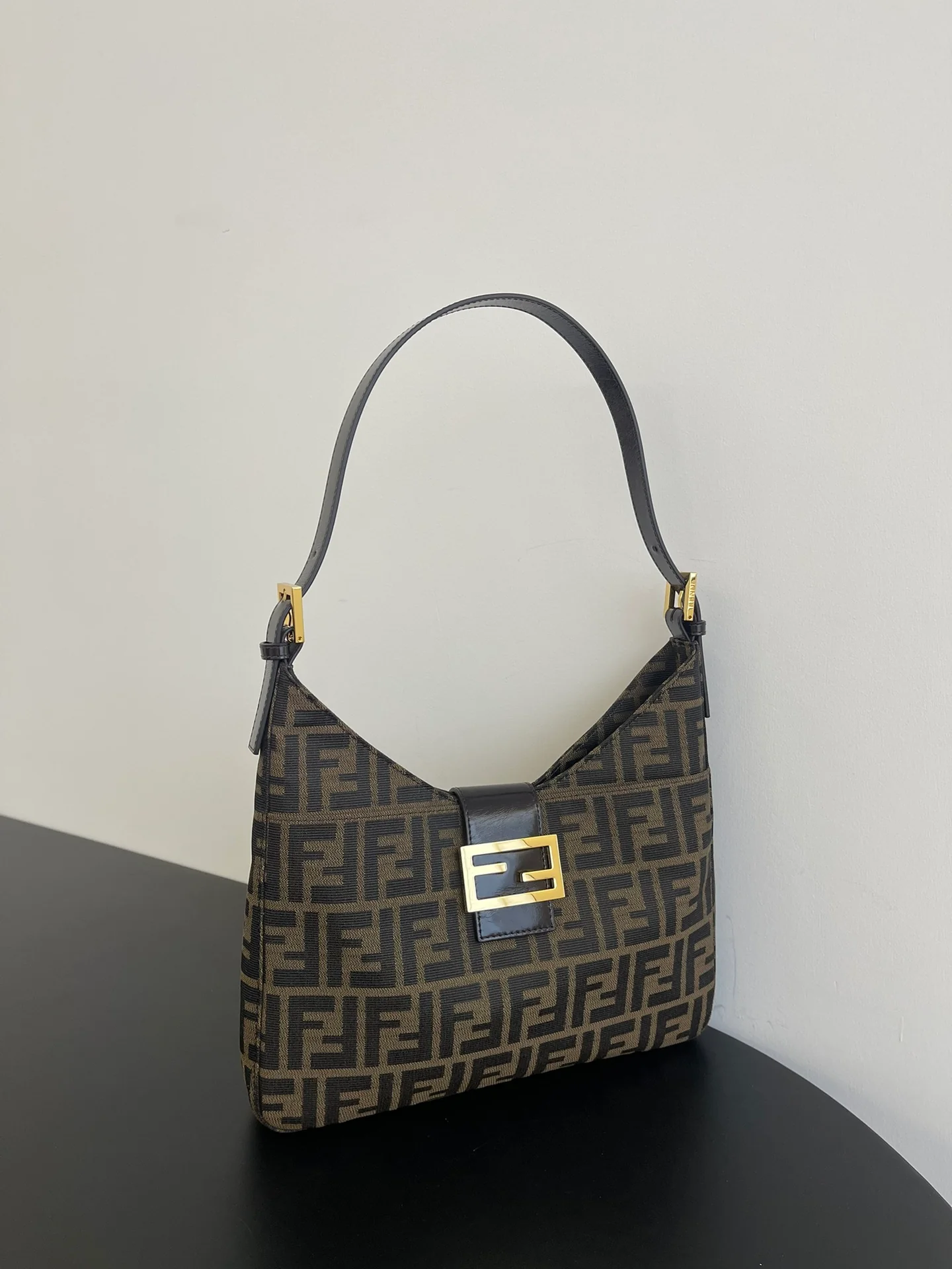 Винтажная сумка Fendi Monogram с золотой пряжкой через плечо