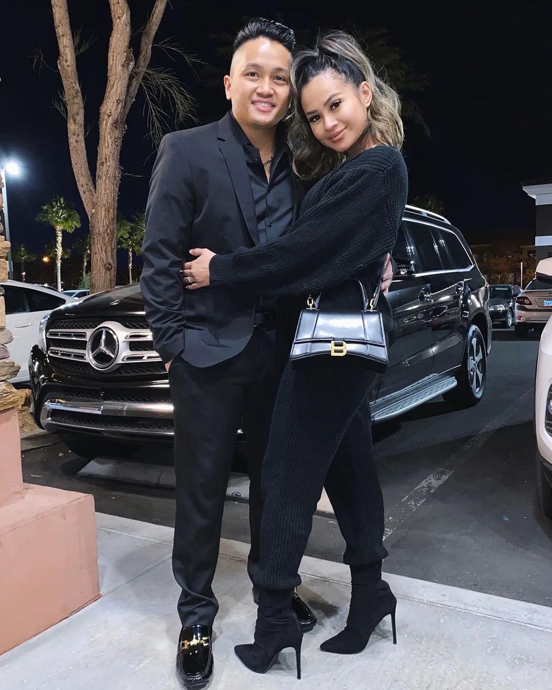 Сумка Balenciaga Hourglass — черная, из гладкой кожи, с золотой пряжкой — изображение опубликовано в сети.