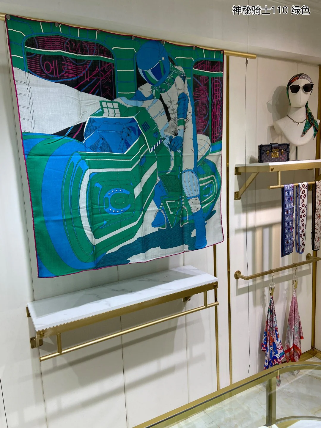 Шарф Hermes ?Таинственный рыцарь? — 110 см — 70% кашемир — 30% шелк — 1 шт.