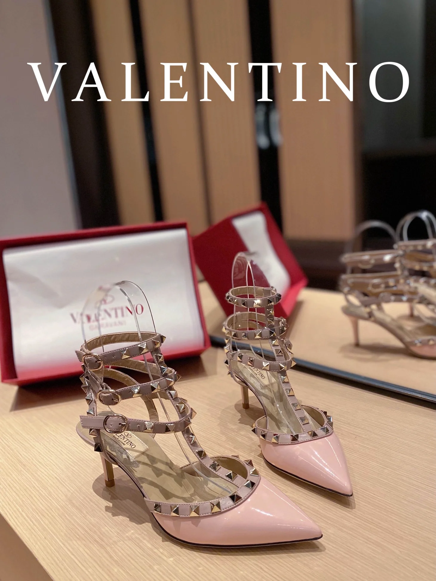 Valentino - Розовые балетки с острым носком и стразами