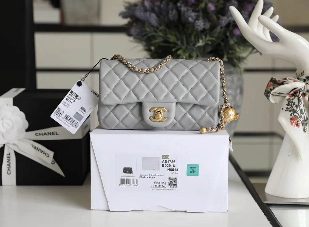 Chanel - Золотая сумка-клапан с шариком из углеродного волокна - Серая